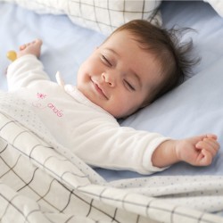 Pyjama à col personnalisé au prénom du bébé avec papillon