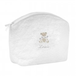 Idée cadeau de naissance : une trousse de toilette blanche personnalisée au prénom du bébé avec un ours.