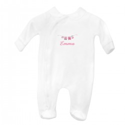 Pyjama personnalisé au prénom de bébé avec le petit linge. Idée cadeau de naissance.
