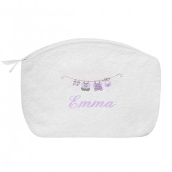 Idée cadeau de naissance : une trousse de toilette brodée au prénom de l'enfant avec le petit linge
