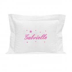 Idée cadeau de baptême : un coussin brodé avec des étoiles.