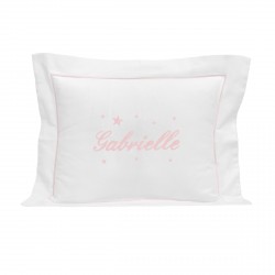 Décoration chambre bébé : un magnifique coussin personnalisé avec des étoiles.