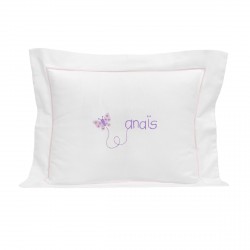 Coussin brodé au prénom du bébé avec un papillon.
