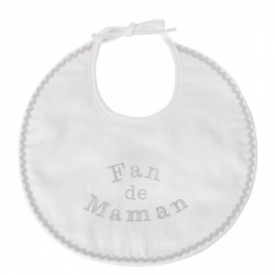 Cadeau de naissance indispensable : un bavoir de naissance brodé Fan de Maman.