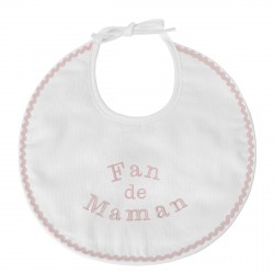 Pour faire plaisir à la jeune maman, offrez à bébé un bavoir de naissance brodé Fan de Maman.