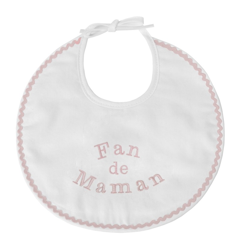 Pour faire plaisir à la jeune maman, offrez à bébé un bavoir de naissance brodé Fan de Maman.