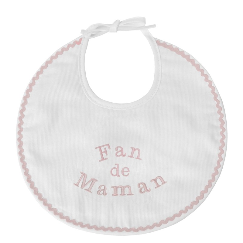 Pour faire plaisir à la jeune maman, offrez à bébé un bavoir de naissance brodé Fan de Maman.